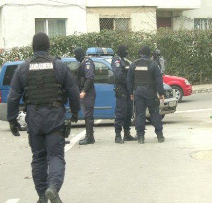 Percheziţii la escrocii care au ţepuit mai multe firme din Bucureşti